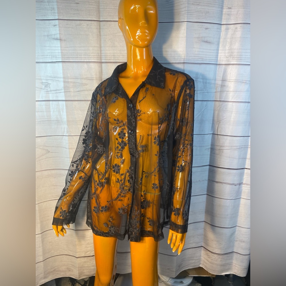 Kathie Lee Woman Plus Size Black and Silver Flower Blouse (Sz: 18W/20W)
